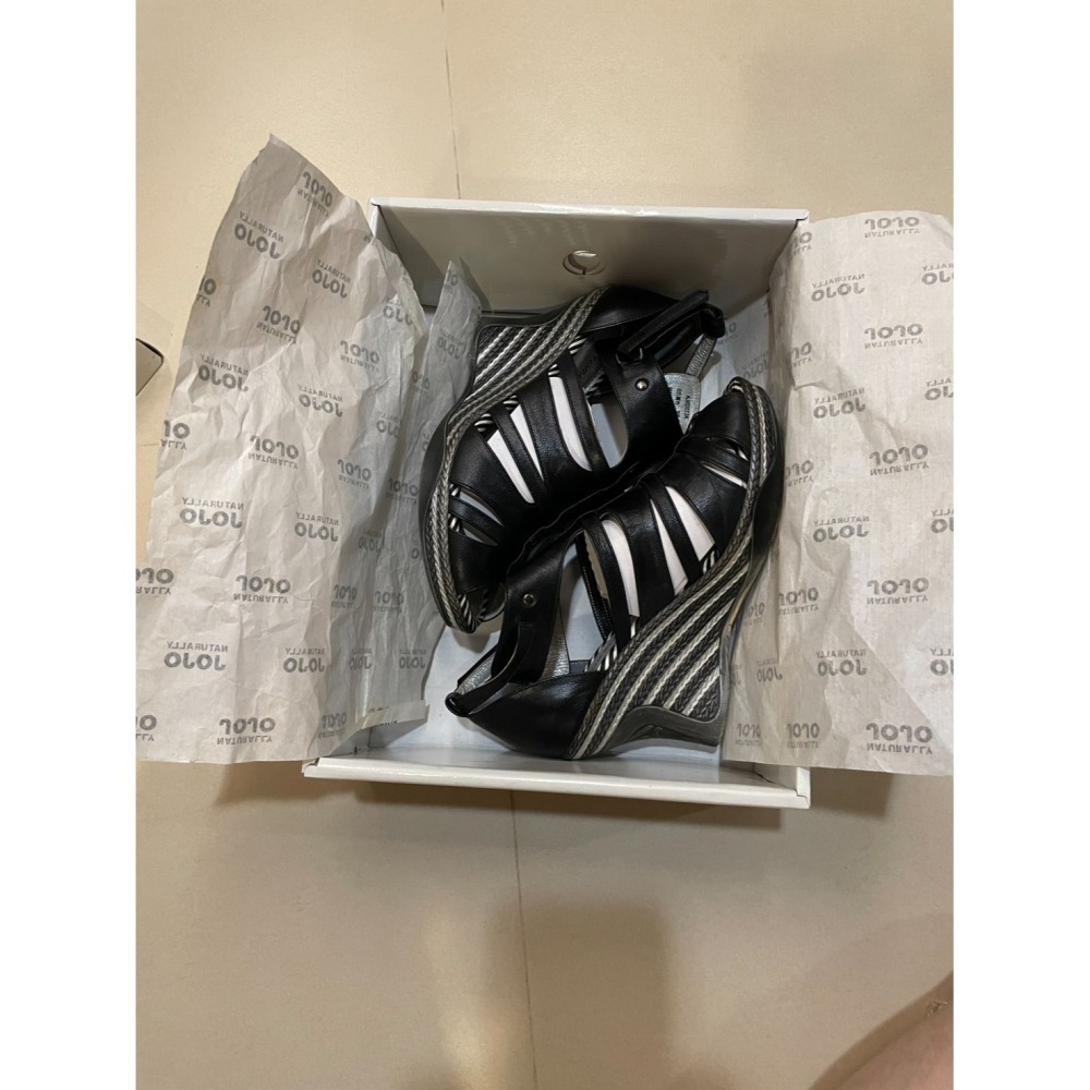 《低於3折亷讓/忘記穿了》【全新】NATURALLY JOJO 楔型羅馬羊皮涼鞋-黑色 尺寸:36-細節圖7