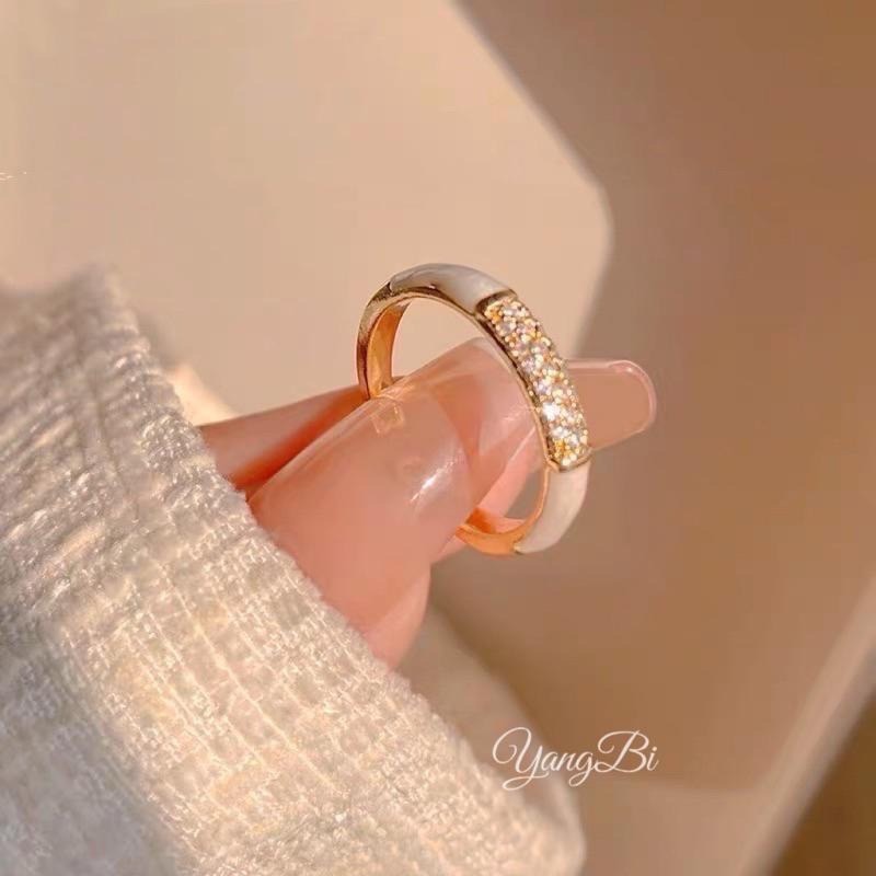 𝓨𝓪𝓷𝓰𝓑𝓲🫧闆娘自留款｜琺瑯釉白鑲鑽單層細戒 Y429-細節圖4