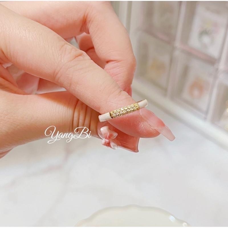 𝓨𝓪𝓷𝓰𝓑𝓲🫧闆娘自留款｜琺瑯釉白鑲鑽單層細戒 Y429-細節圖5