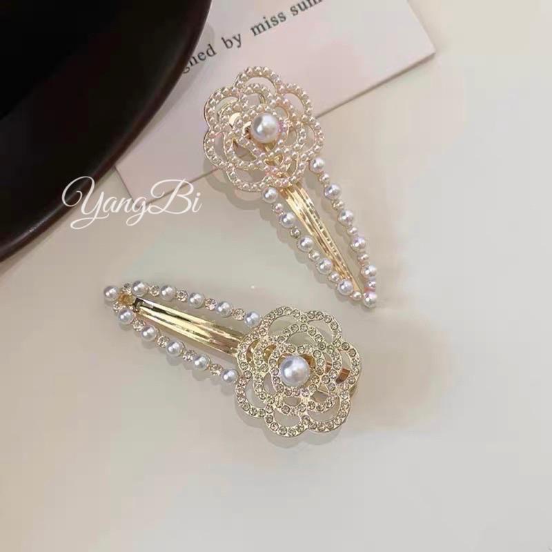 𝓨𝓪𝓷𝓰𝓑𝓲🫧吸睛焦點款｜珍珠山茶花水鑽髮夾 邊夾 V177-細節圖2