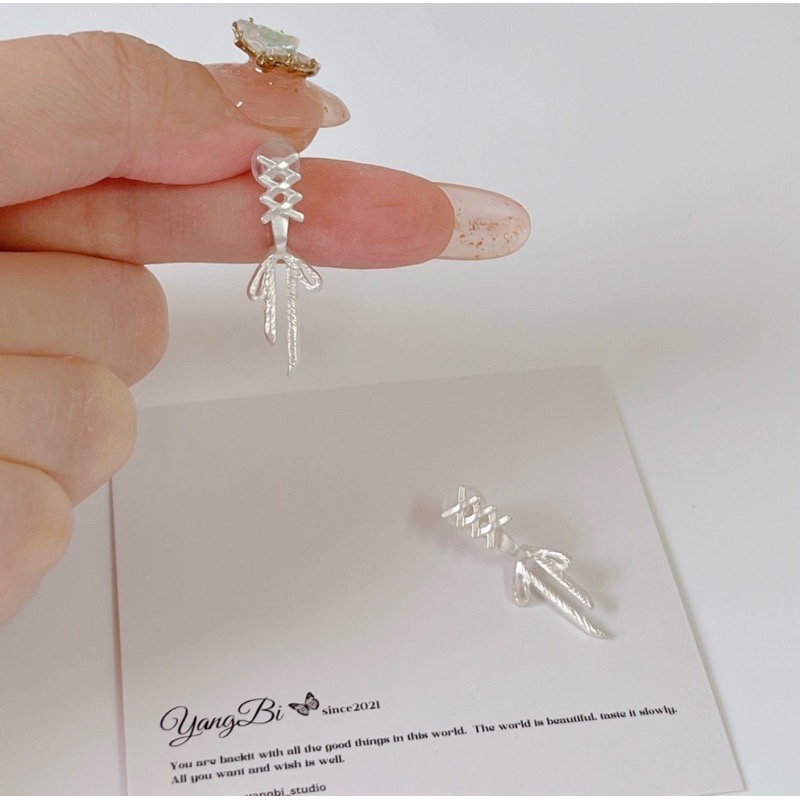 𝓨𝓪𝓷𝓰𝓑𝓲🎀925銀｜芭蕾少女銀白絲帶蝴蝶結耳環 Y486-規格圖9