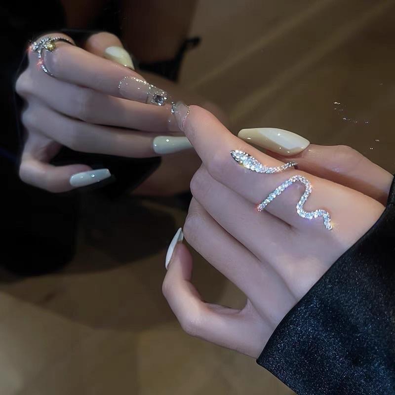 𝓨𝓪𝓷𝓰𝓑𝓲🇰🇷絕美｜甜酷女孩個性滿鑽蛇戒 蛇形戒指 Y257-細節圖2