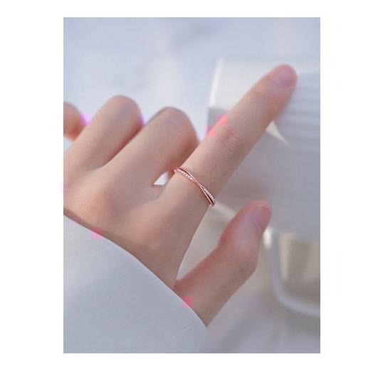 𝓨𝓪𝓷𝓰𝓑𝓲💫免運現貨🇰🇷S925純銀｜金銀兩款｜簡約百搭交叉水鑽線條戒指 Y225-細節圖5