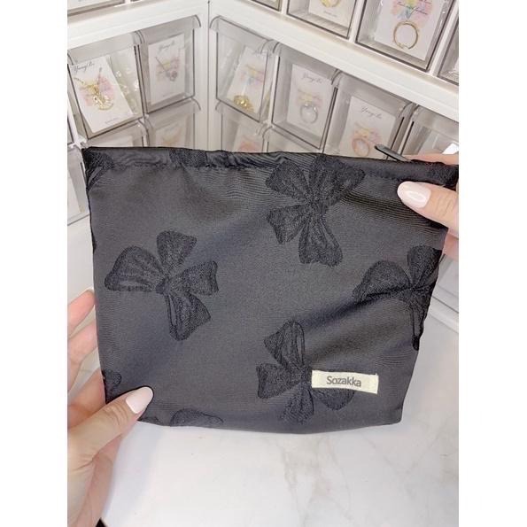 𝓨𝓪𝓷𝓰𝓑𝓲🌸免運🇰🇷絕美時尚高雅刺繡黑蝴蝶結加厚大容量化妝包 收納包 生理包 C16-細節圖8
