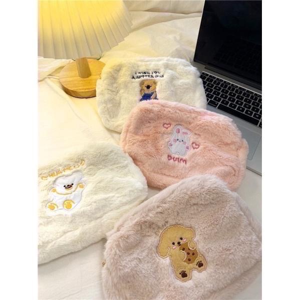 𝓨𝓪𝓷𝓰𝓑𝓲🌸台灣現貨🧸韓風INS刺繡可愛軟萌毛絨絨珍珠鏈頭化妝包 生理包 筆袋 C10-細節圖4