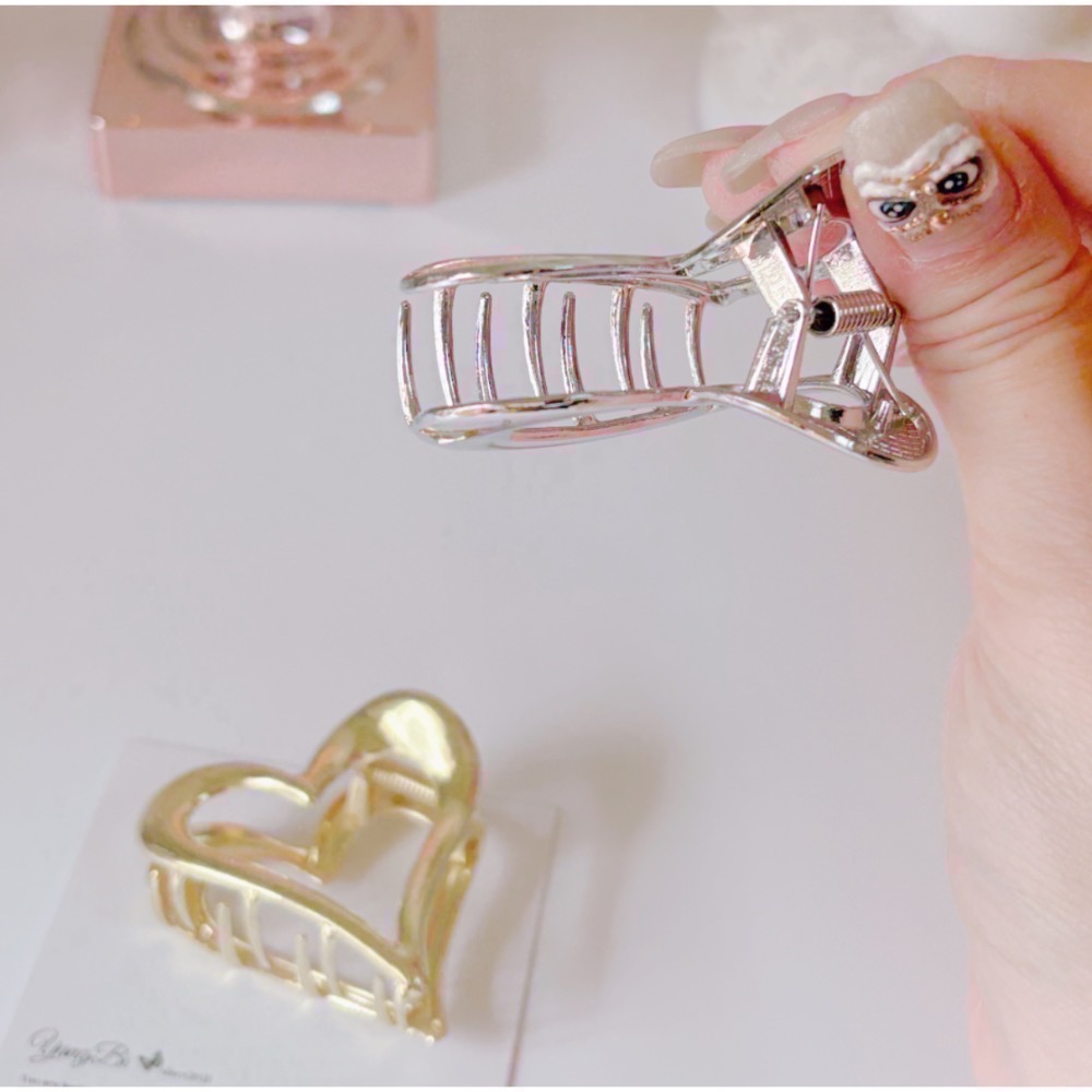 𝓨𝓪𝓷𝓰𝓑𝓲🩰高級感金屬愛心馬尾夾 鯊魚夾 抓夾 V333-細節圖7