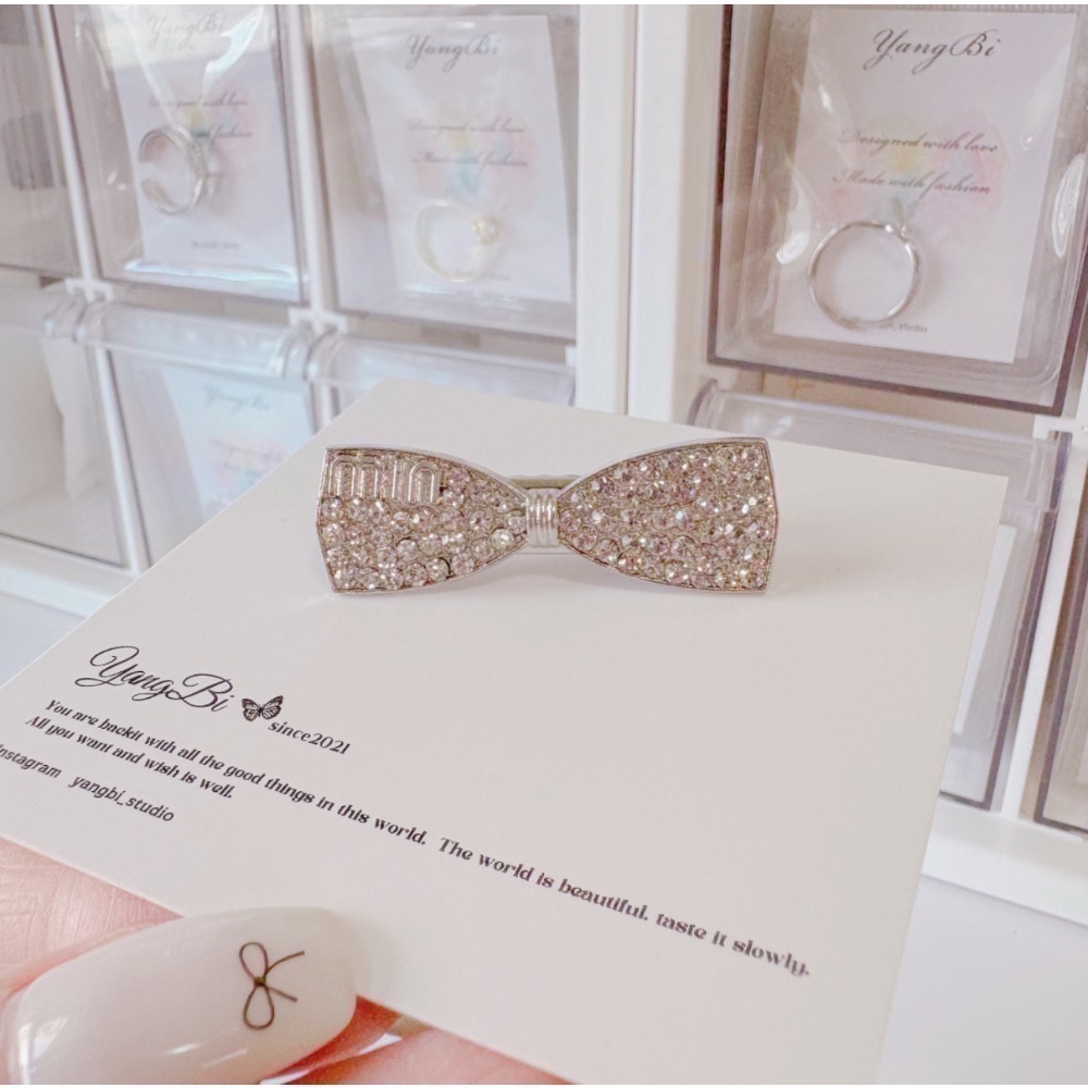 𝓨𝓪𝓷𝓰𝓑𝓲🩰夏天必備 字母閃鑽蝴蝶結側邊髮夾 瀏海夾 V353-細節圖4