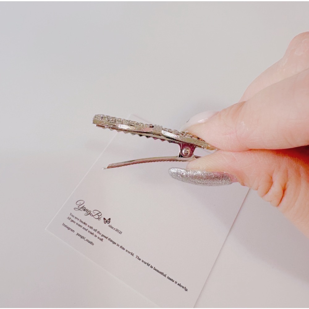 𝓨𝓪𝓷𝓰𝓑𝓲🩰夏天必備 字母閃鑽蝴蝶結側邊髮夾 瀏海夾 V353-細節圖7