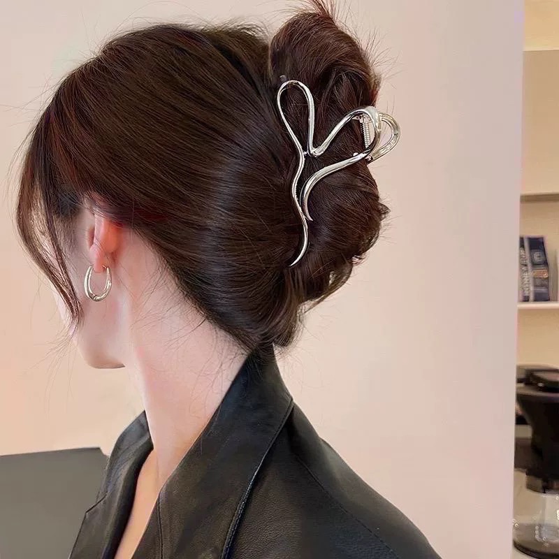 𝓨𝓪𝓷𝓰𝓑𝓲🕊️髮量多可｜液態金屬設計感 流線愛心鯊魚夾 抓夾 V365-細節圖5