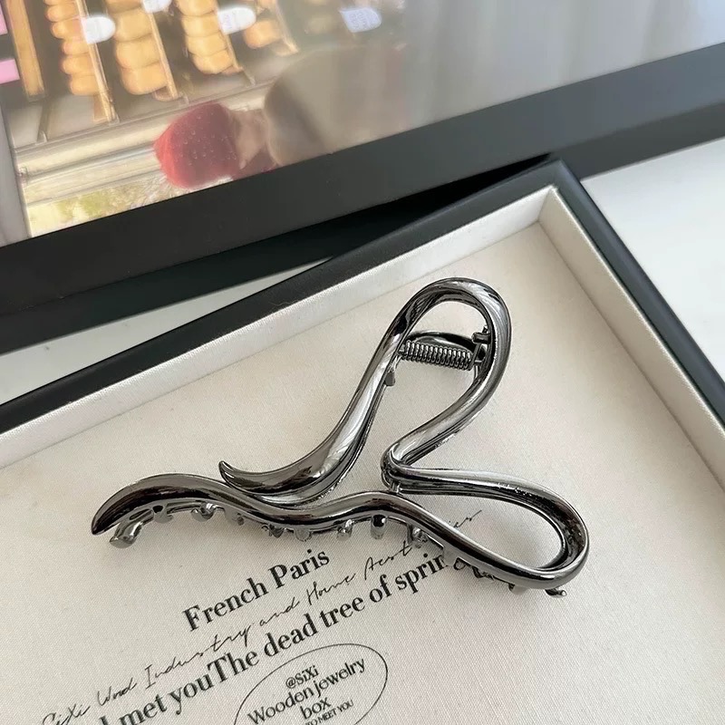 𝓨𝓪𝓷𝓰𝓑𝓲🕊️髮量多可｜液態金屬設計感 流線愛心鯊魚夾 抓夾 V365-規格圖9