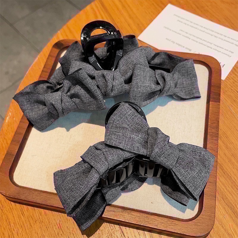 𝓨𝓪𝓷𝓰𝓑𝓲🕊️髮量多可｜韓系百搭西裝布料質感灰蝴蝶結大抓夾 鯊魚夾 V387-細節圖3