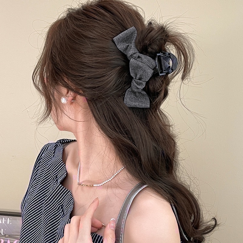 𝓨𝓪𝓷𝓰𝓑𝓲🕊️髮量多可｜韓系百搭西裝布料質感灰蝴蝶結大抓夾 鯊魚夾 V387-細節圖4