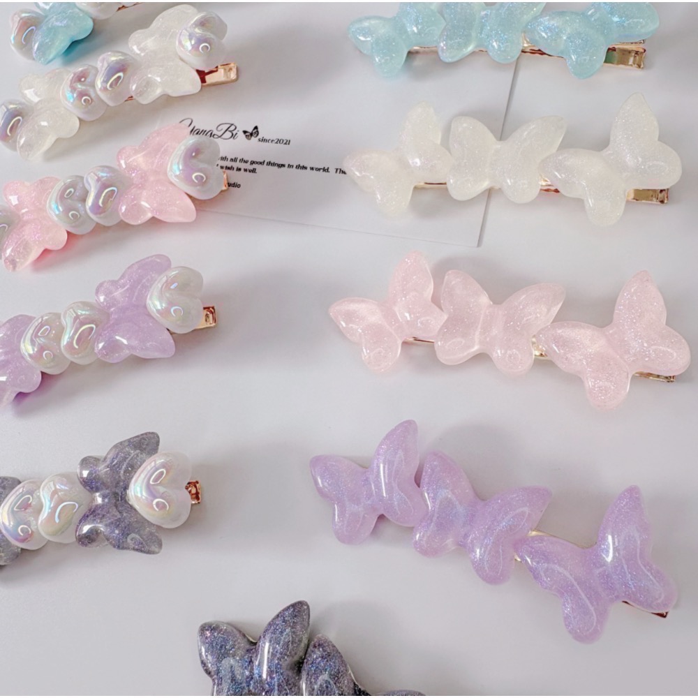 𝓨𝓪𝓷𝓰𝓑𝓲🕊️【細閃夢幻冰透蝴蝶】珍珠愛心蝴蝶髮夾 邊夾 鴨嘴夾 V402-細節圖7