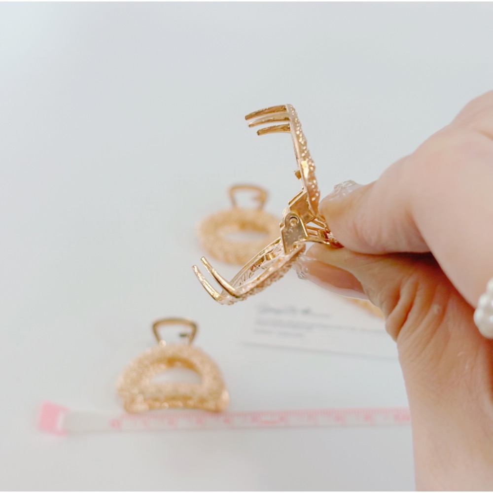 𝓨𝓪𝓷𝓰𝓑𝓲🕊️韓版【中小號鯊魚夾】【金色磨砂優雅鯊魚夾】公主頭夾 頂夾 瀏海夾 V406-細節圖8