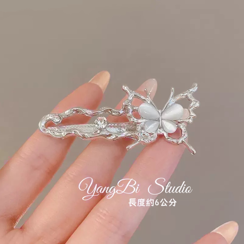 𝓨𝓪𝓷𝓰𝓑𝓲🕊️韓版【銀色清冷感】【月光貓眼石蝴蝶花朵髮夾】瀏海夾 V407-細節圖4