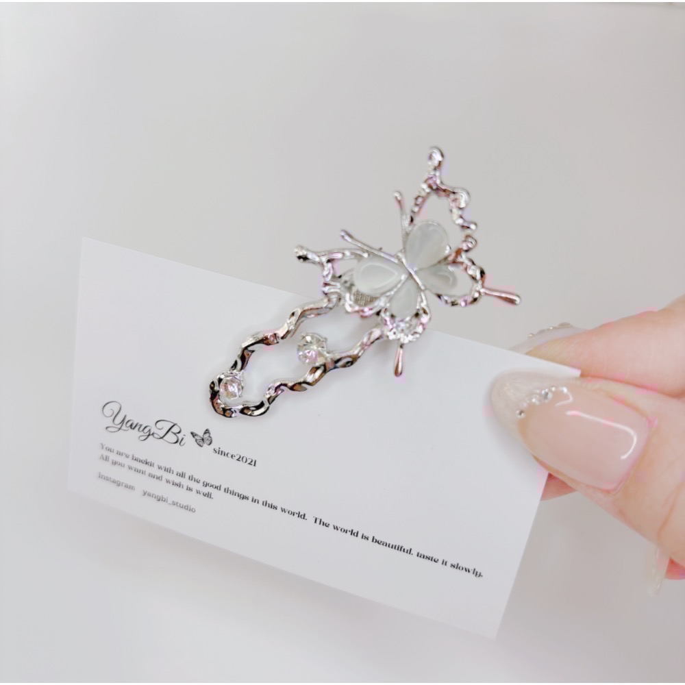 𝓨𝓪𝓷𝓰𝓑𝓲🕊️韓版【銀色清冷感】【月光貓眼石蝴蝶花朵髮夾】瀏海夾 V407-細節圖8