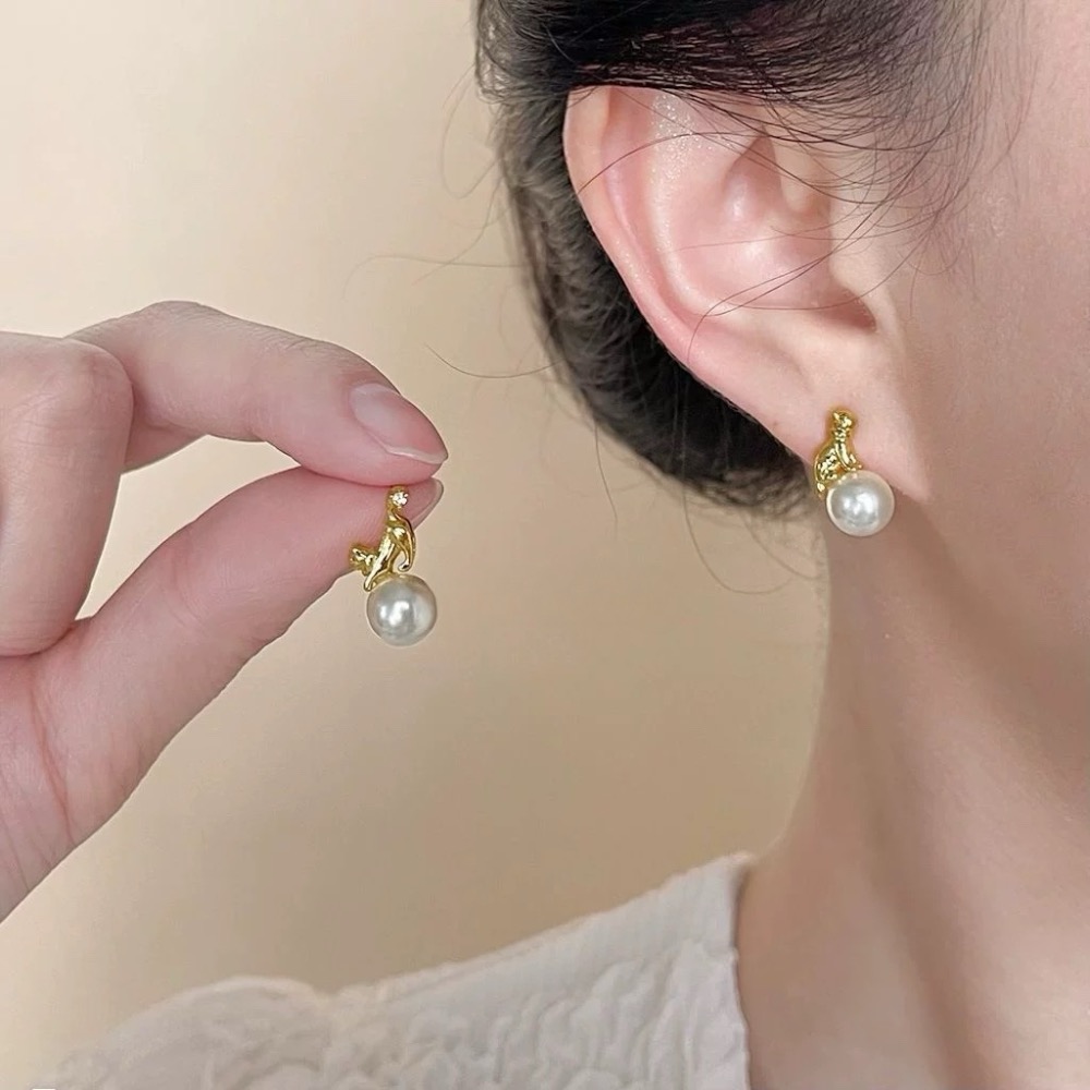 𝓨𝓪𝓷𝓰𝓑𝓲🕊️【鍍14K設計師款質感佳】【不對稱貓咪珍珠耳釘耳環】 Y847-細節圖3