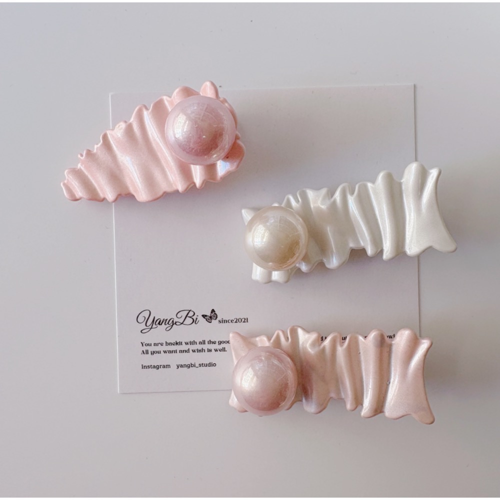 𝓨𝓪𝓷𝓰𝓑𝓲🕊️【韓版少女感珠光波浪珍珠髮夾】 V422-細節圖2