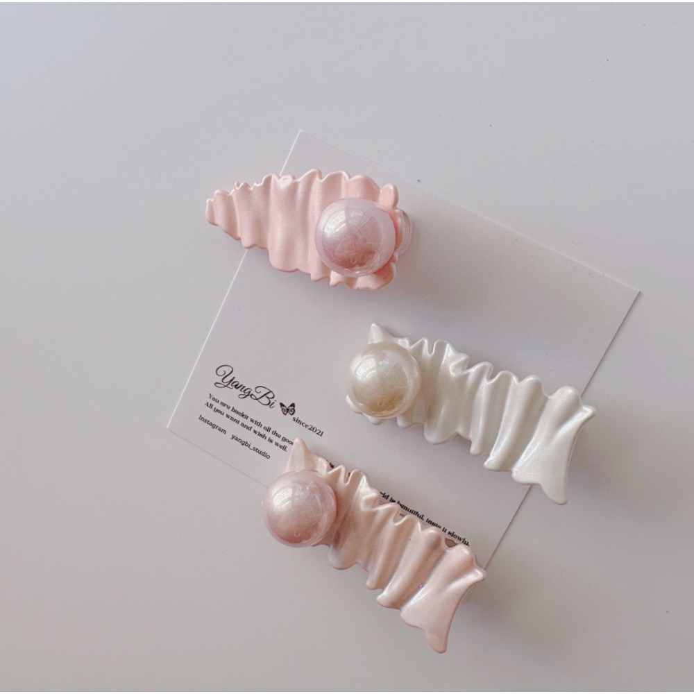 𝓨𝓪𝓷𝓰𝓑𝓲🕊️【韓版少女感珠光波浪珍珠髮夾】 V422-細節圖3