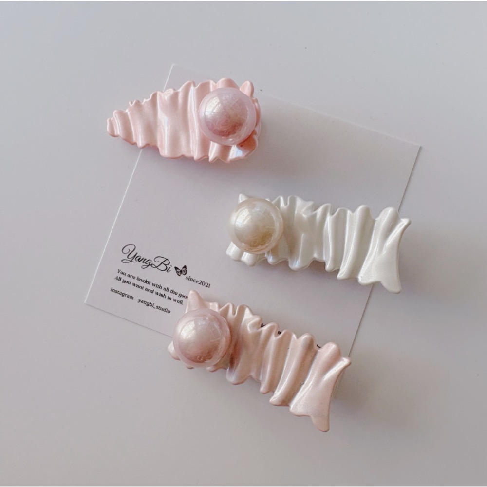 𝓨𝓪𝓷𝓰𝓑𝓲🕊️【韓版少女感珠光波浪珍珠髮夾】 V422-細節圖4