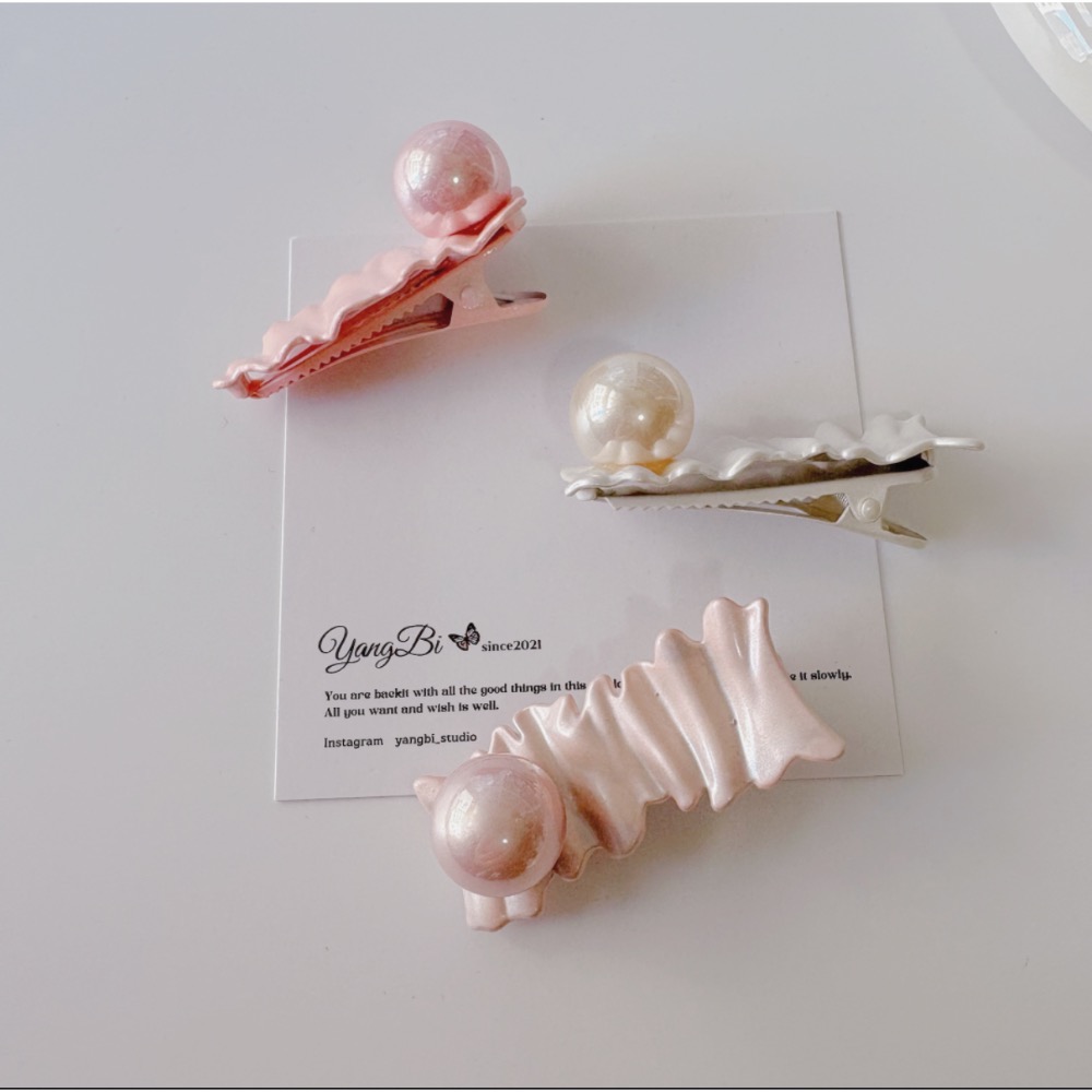 𝓨𝓪𝓷𝓰𝓑𝓲🕊️【韓版少女感珠光波浪珍珠髮夾】 V422-細節圖5