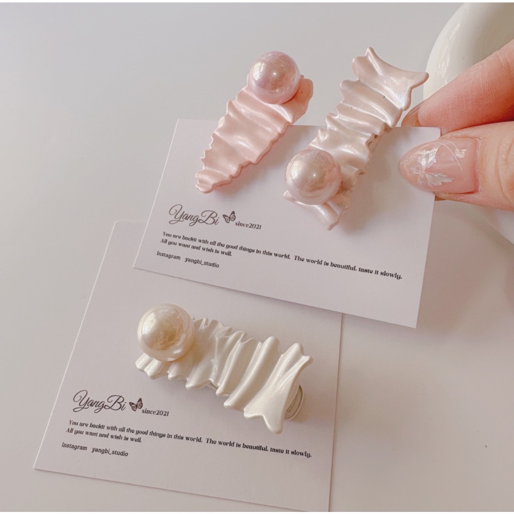 𝓨𝓪𝓷𝓰𝓑𝓲🕊️【韓版少女感珠光波浪珍珠髮夾】 V422-細節圖6