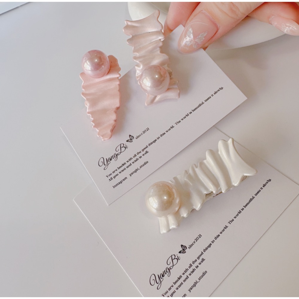 𝓨𝓪𝓷𝓰𝓑𝓲🕊️【韓版少女感珠光波浪珍珠髮夾】 V422-細節圖7