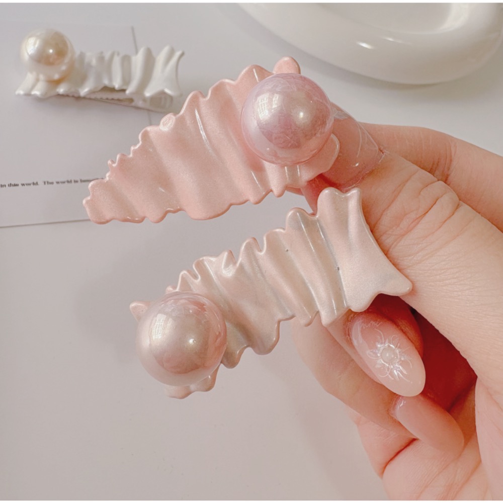 𝓨𝓪𝓷𝓰𝓑𝓲🕊️【韓版少女感珠光波浪珍珠髮夾】 V422-細節圖10