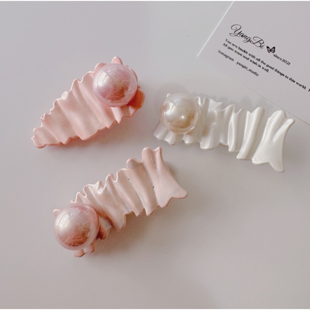 𝓨𝓪𝓷𝓰𝓑𝓲🕊️【韓版少女感珠光波浪珍珠髮夾】 V422-細節圖11