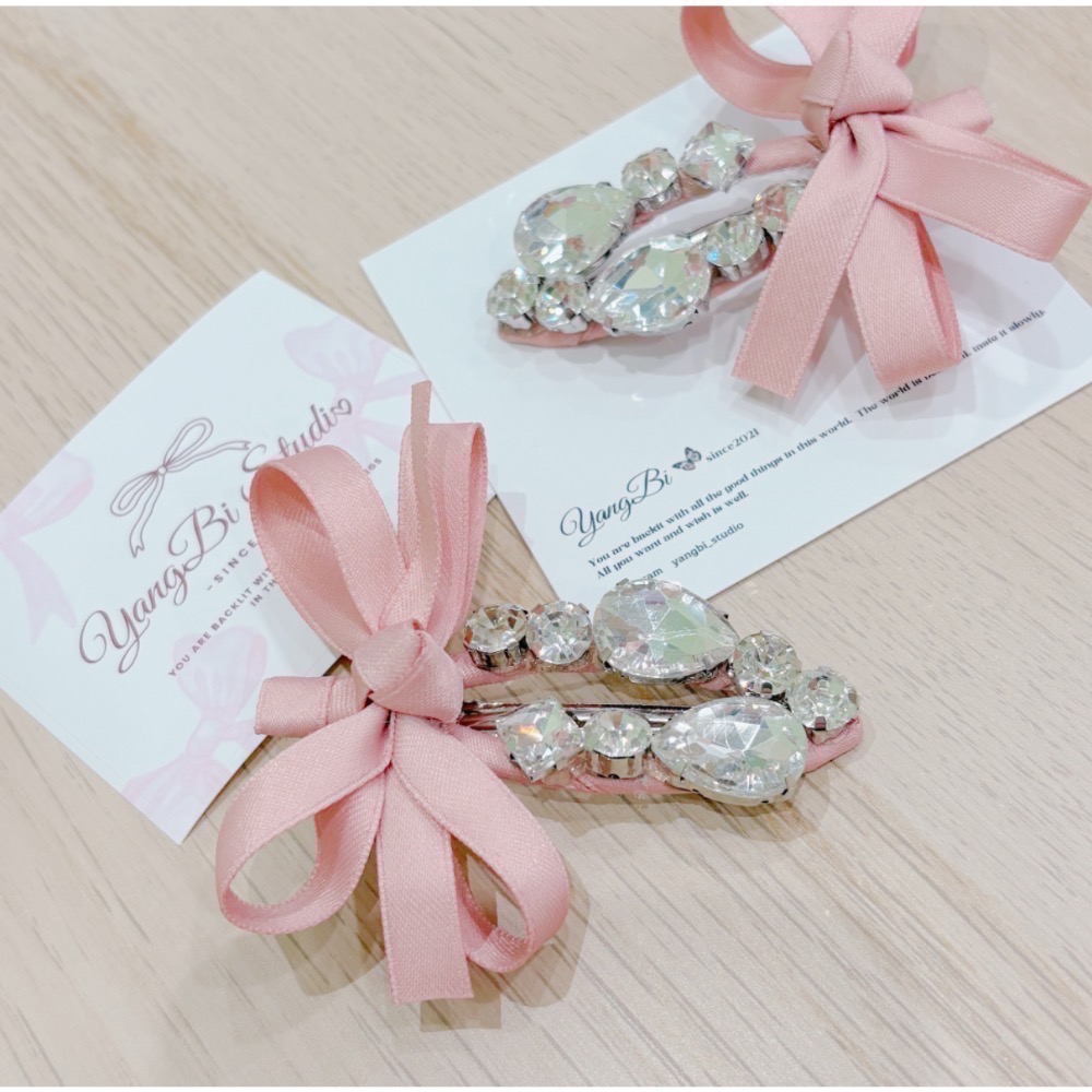 𝓨𝓪𝓷𝓰𝓑𝓲🕊️【緞帶粉色水鑽蝴蝶結髮夾】 V425-細節圖4