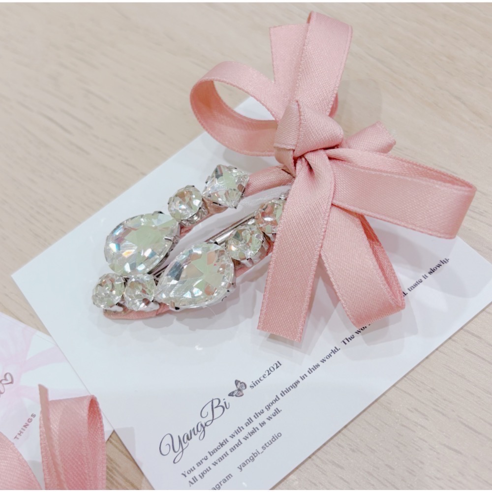 𝓨𝓪𝓷𝓰𝓑𝓲🕊️【緞帶粉色水鑽蝴蝶結髮夾】 V425-細節圖6