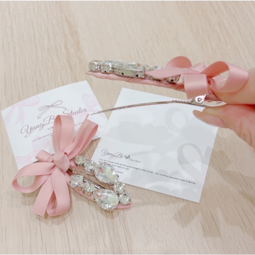 𝓨𝓪𝓷𝓰𝓑𝓲🕊️【緞帶粉色水鑽蝴蝶結髮夾】 V425-細節圖7