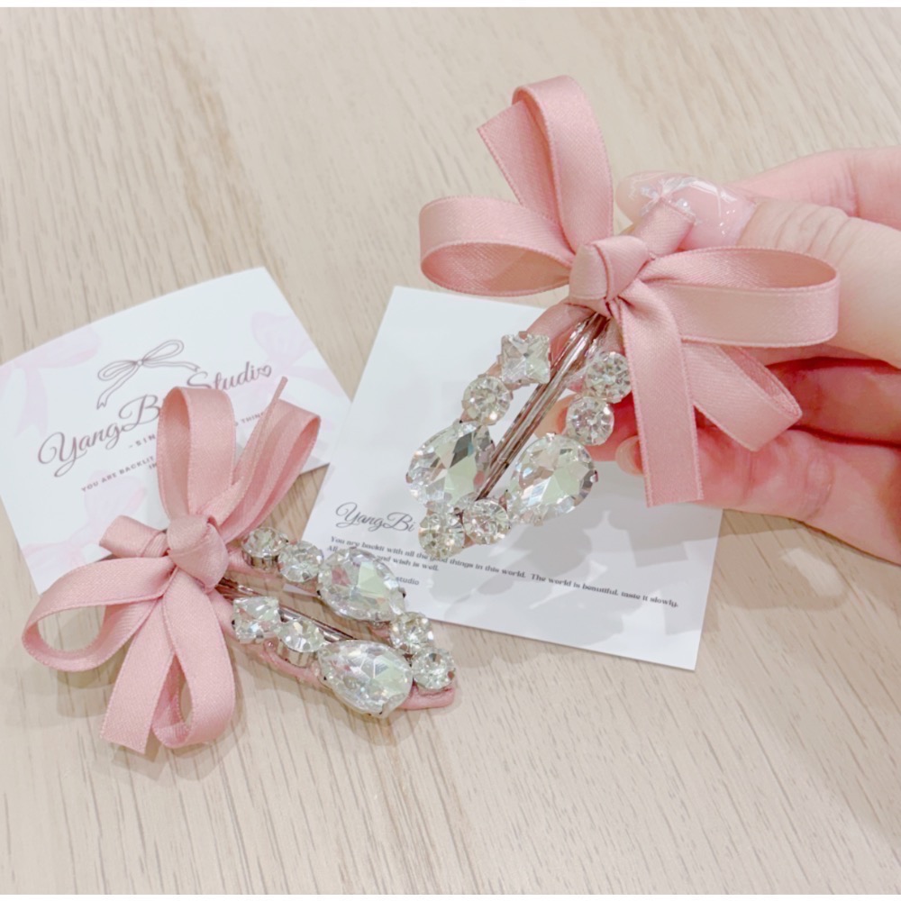 𝓨𝓪𝓷𝓰𝓑𝓲🕊️【緞帶粉色水鑽蝴蝶結髮夾】 V425-細節圖8
