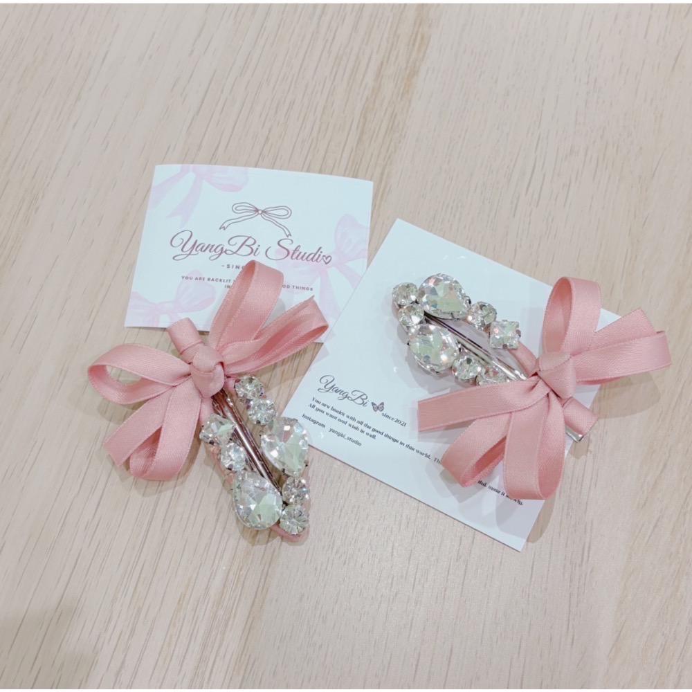 𝓨𝓪𝓷𝓰𝓑𝓲🕊️【緞帶粉色水鑽蝴蝶結髮夾】 V425-細節圖9
