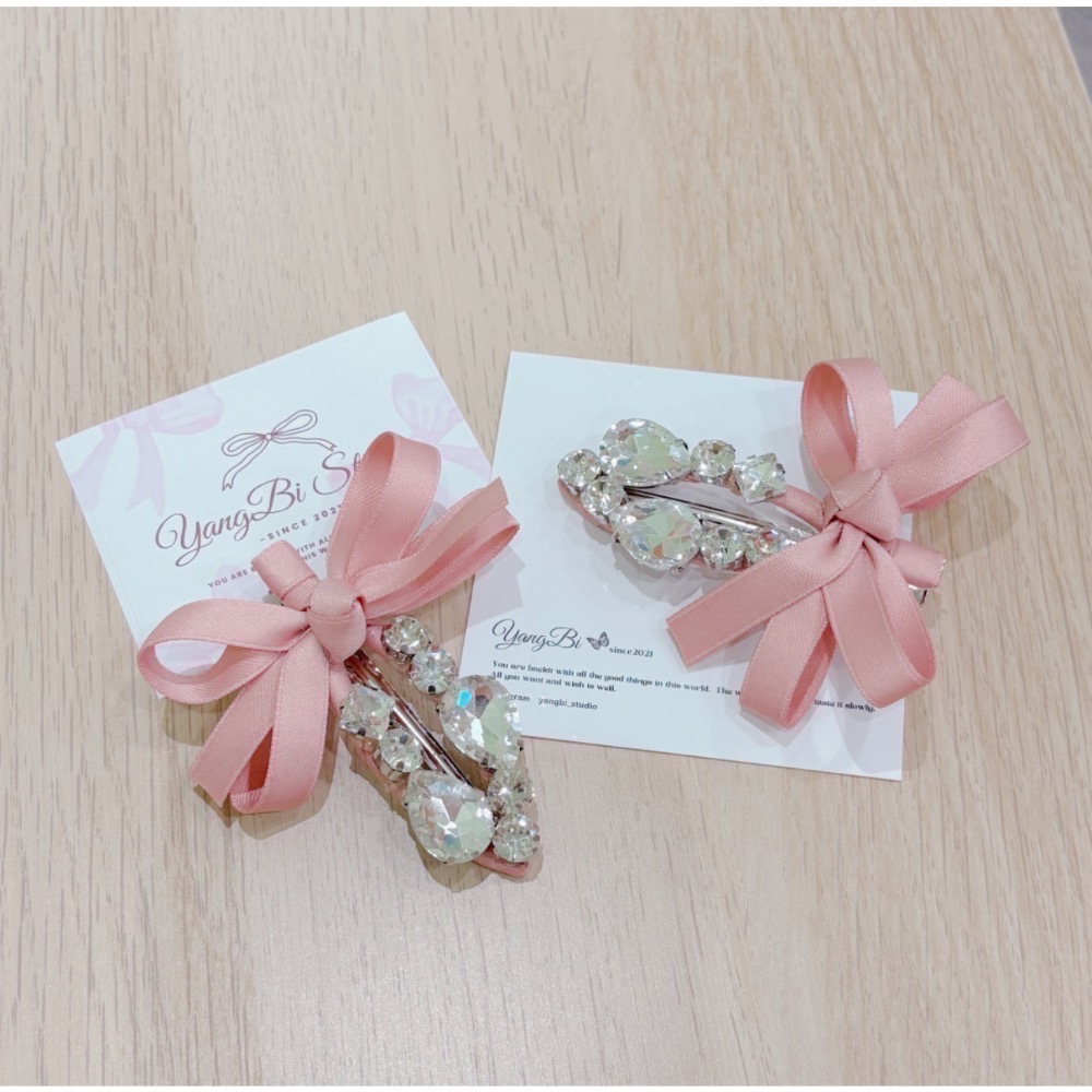 𝓨𝓪𝓷𝓰𝓑𝓲🕊️【緞帶粉色水鑽蝴蝶結髮夾】 V425-細節圖10