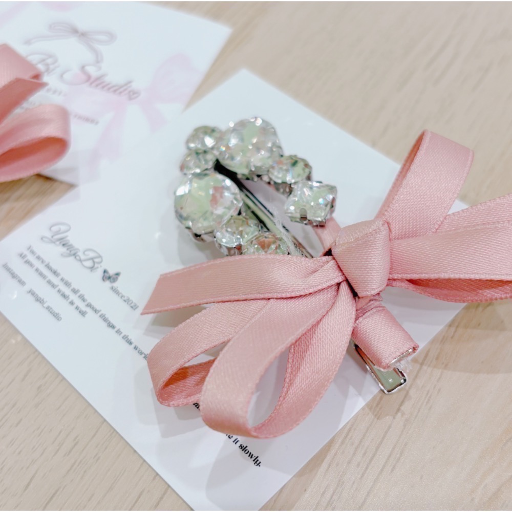 𝓨𝓪𝓷𝓰𝓑𝓲🕊️【緞帶粉色水鑽蝴蝶結髮夾】 V425-細節圖11