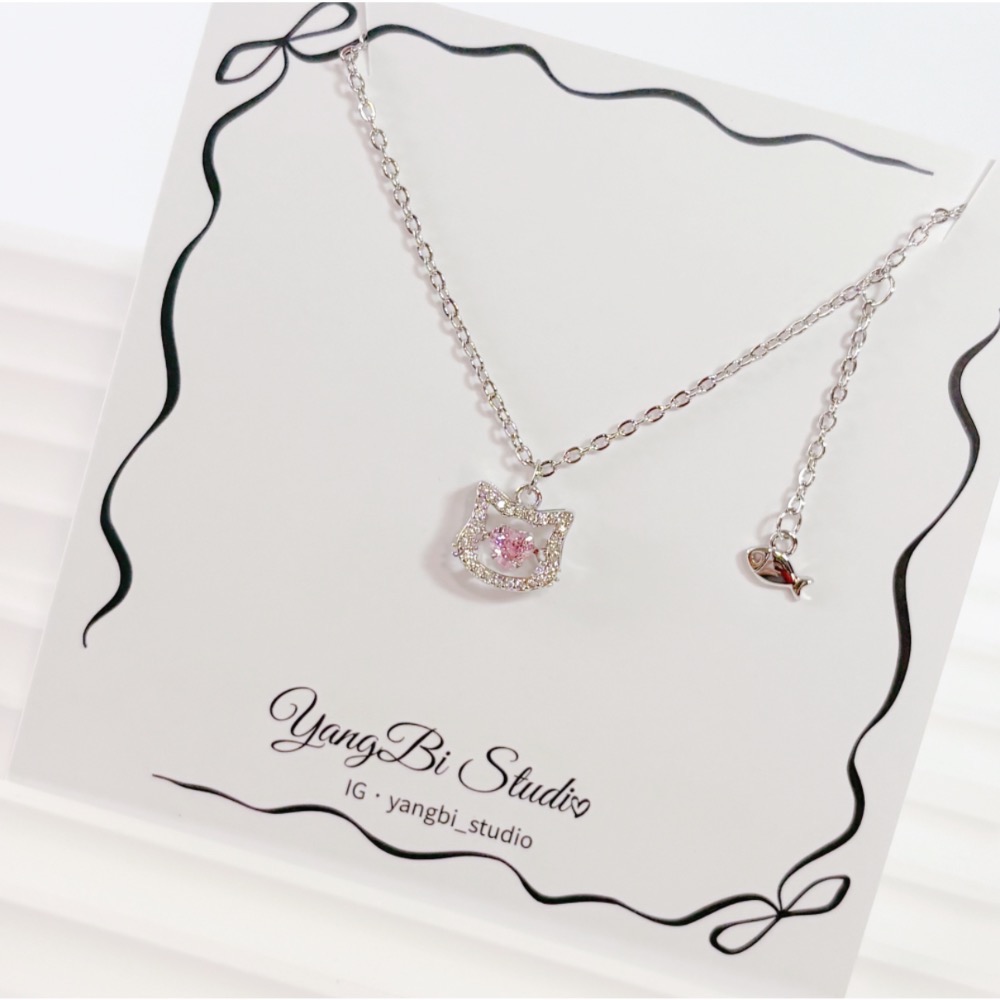 𝓨𝓪𝓷𝓰𝓑𝓲🕊️【粉鑽小萌貓吃小魚項鍊】 Y879-細節圖9