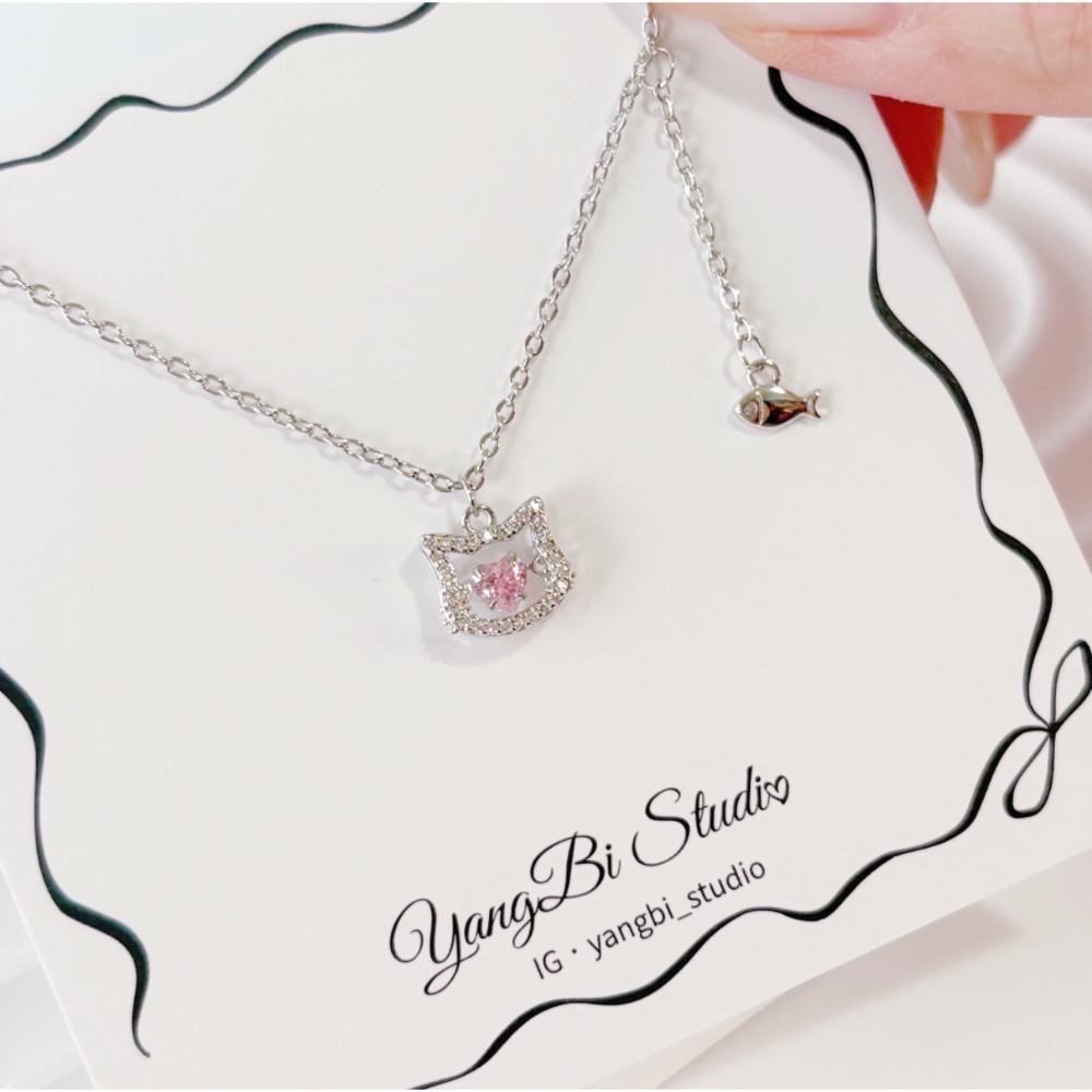 𝓨𝓪𝓷𝓰𝓑𝓲🕊️【粉鑽小萌貓吃小魚項鍊】 Y879-細節圖2