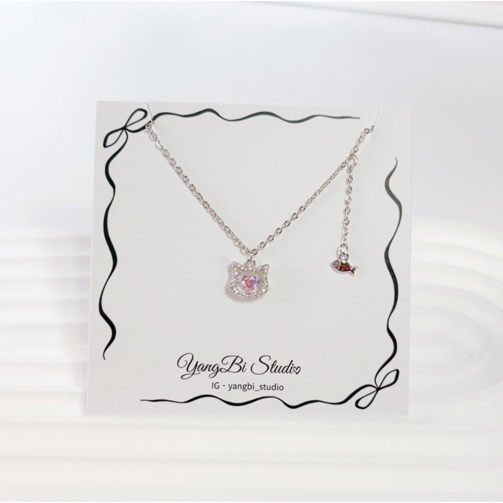 𝓨𝓪𝓷𝓰𝓑𝓲🕊️【粉鑽小萌貓吃小魚項鍊】 Y879-細節圖7