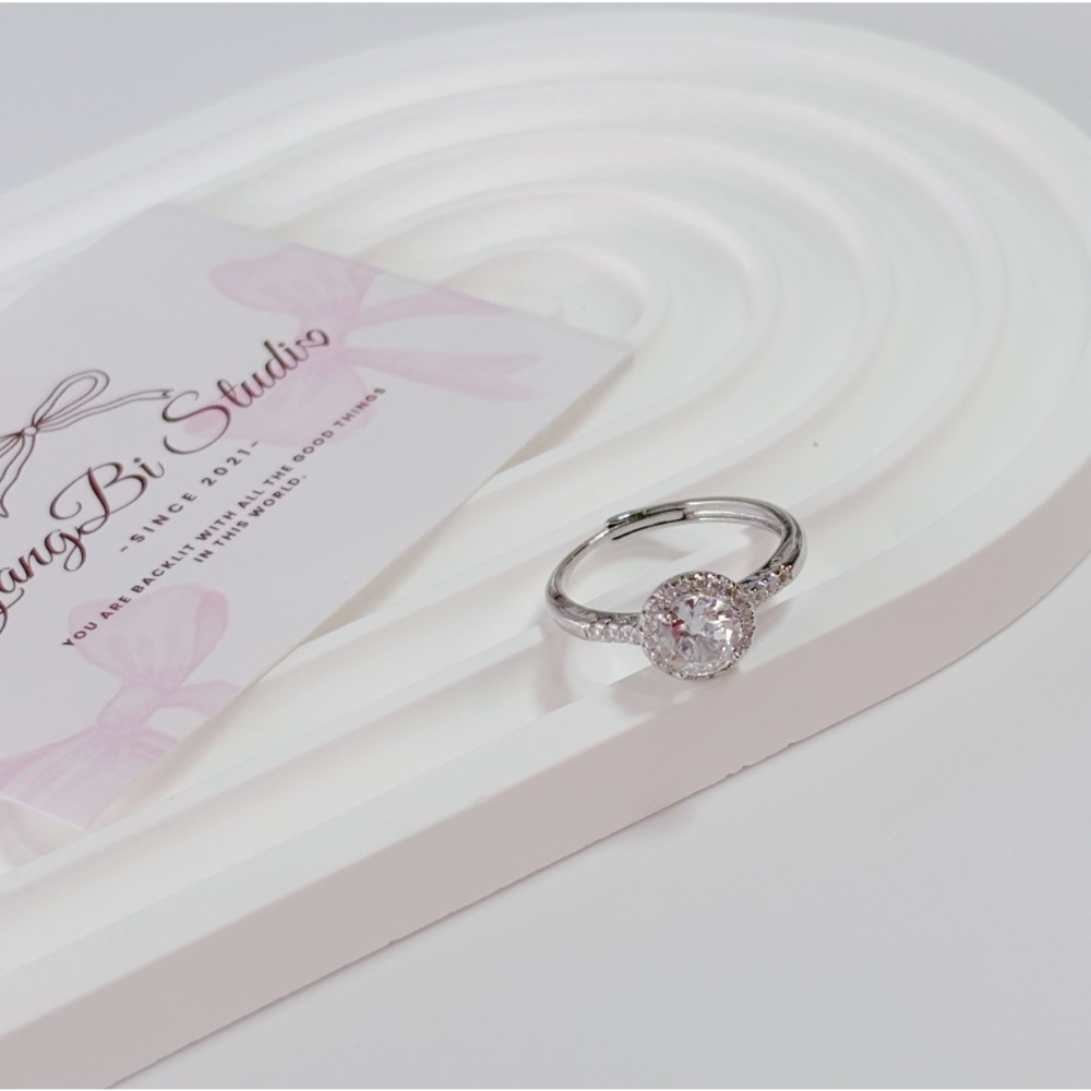 𝓨𝓪𝓷𝓰𝓑𝓲🕊️【百年經典】 【歐美浮誇圓形方包大鑽戒】戒指 Y891-細節圖2