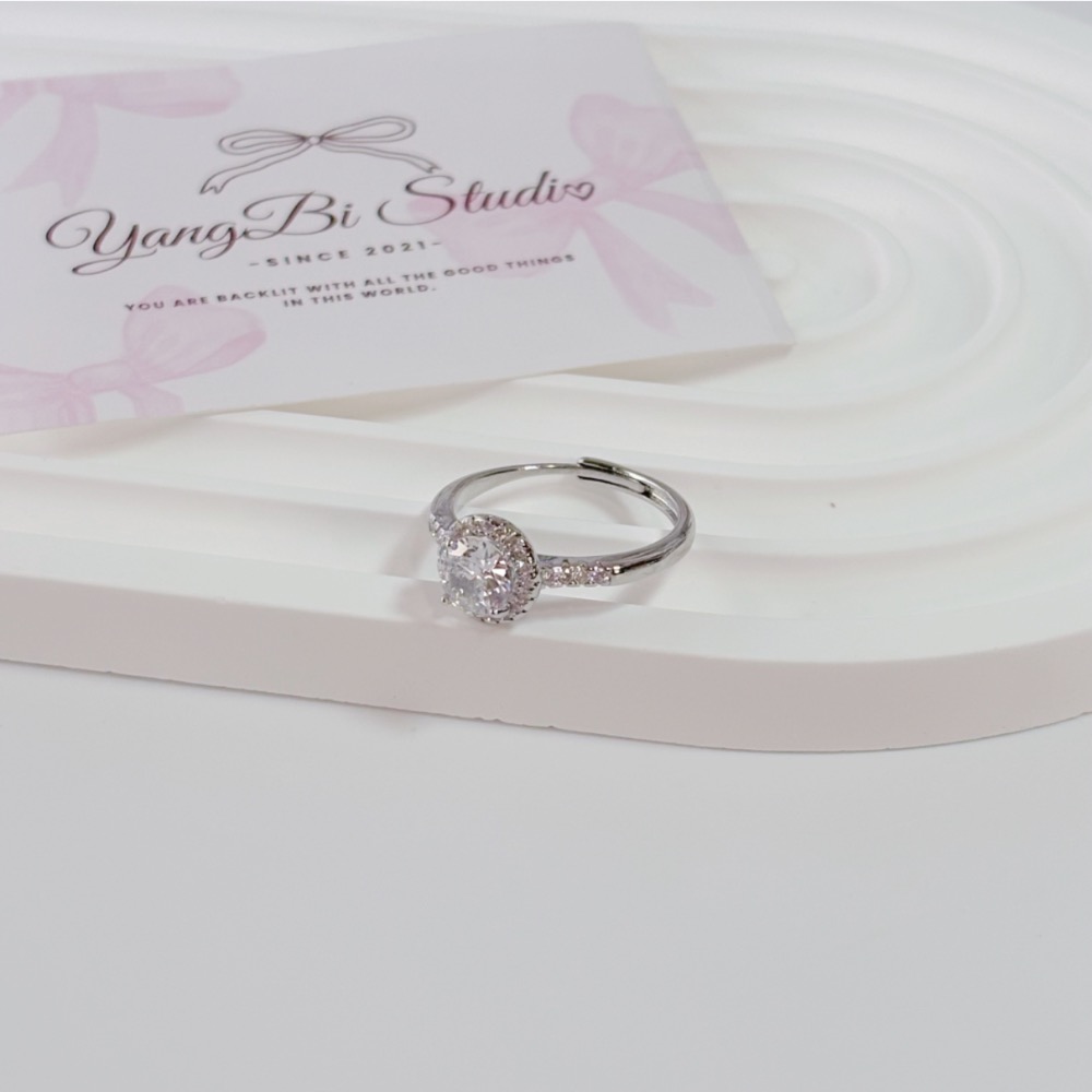 𝓨𝓪𝓷𝓰𝓑𝓲🕊️【百年經典】 【歐美浮誇圓形方包大鑽戒】戒指 Y891-細節圖4