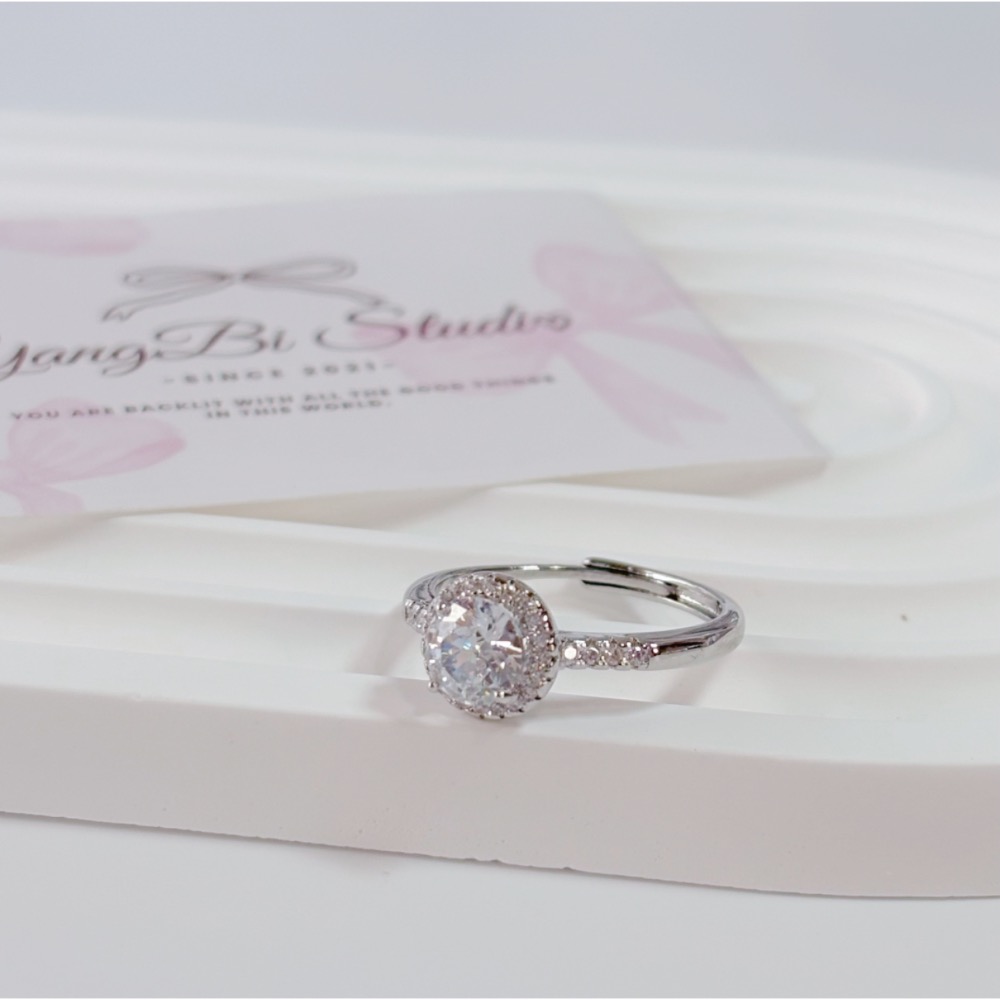 𝓨𝓪𝓷𝓰𝓑𝓲🕊️【百年經典】 【歐美浮誇圓形方包大鑽戒】戒指 Y891-細節圖5