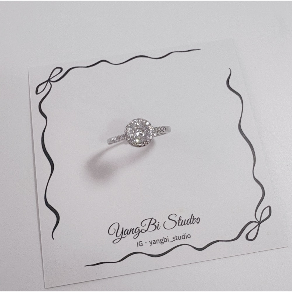 𝓨𝓪𝓷𝓰𝓑𝓲🕊️【百年經典】 【歐美浮誇圓形方包大鑽戒】戒指 Y891-細節圖6