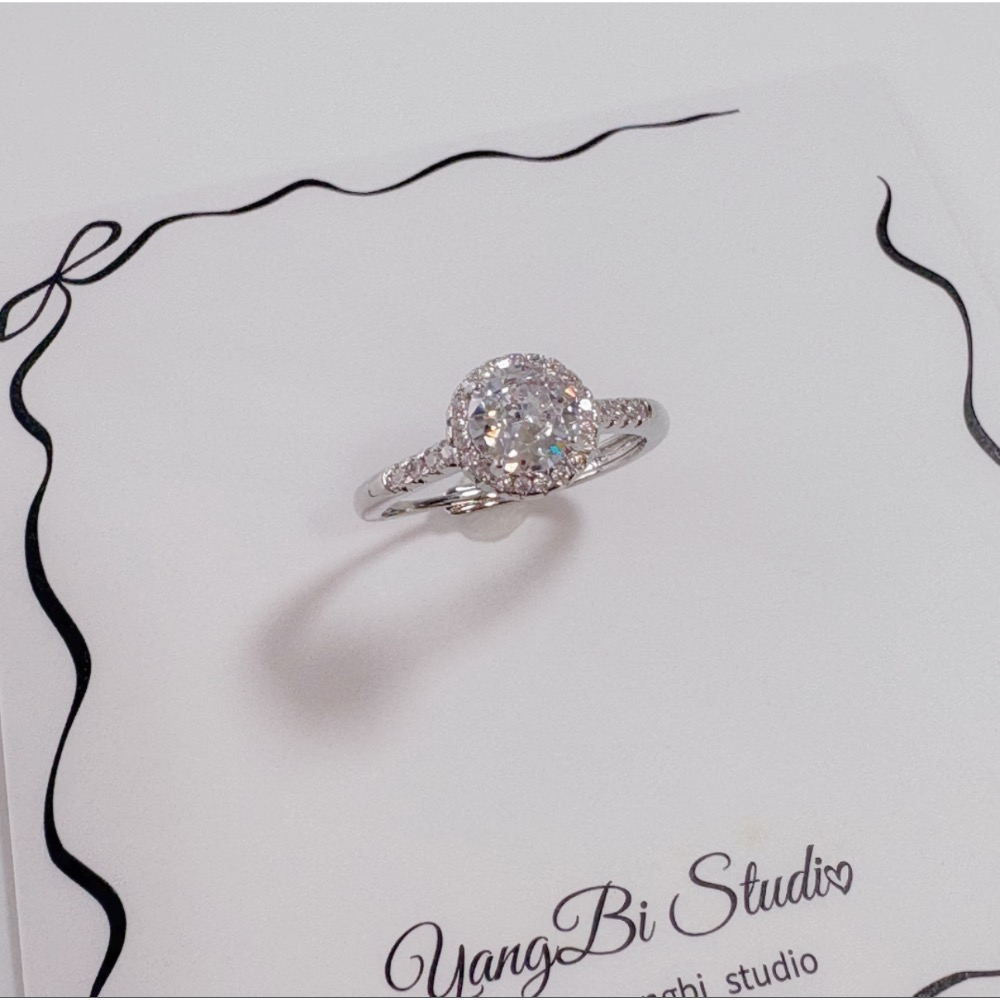 𝓨𝓪𝓷𝓰𝓑𝓲🕊️【百年經典】 【歐美浮誇圓形方包大鑽戒】戒指 Y891-細節圖7