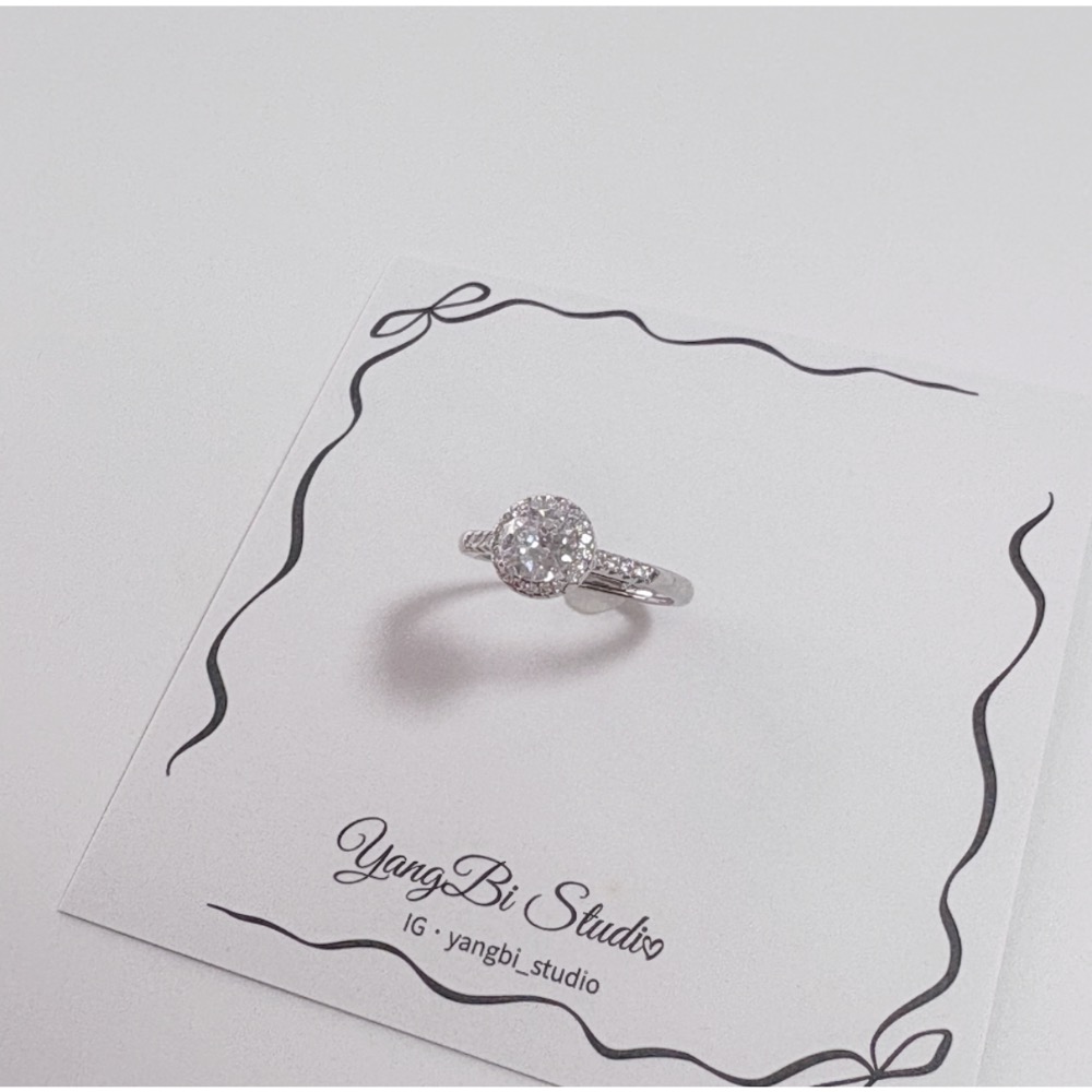 𝓨𝓪𝓷𝓰𝓑𝓲🕊️【百年經典】 【歐美浮誇圓形方包大鑽戒】戒指 Y891-細節圖10