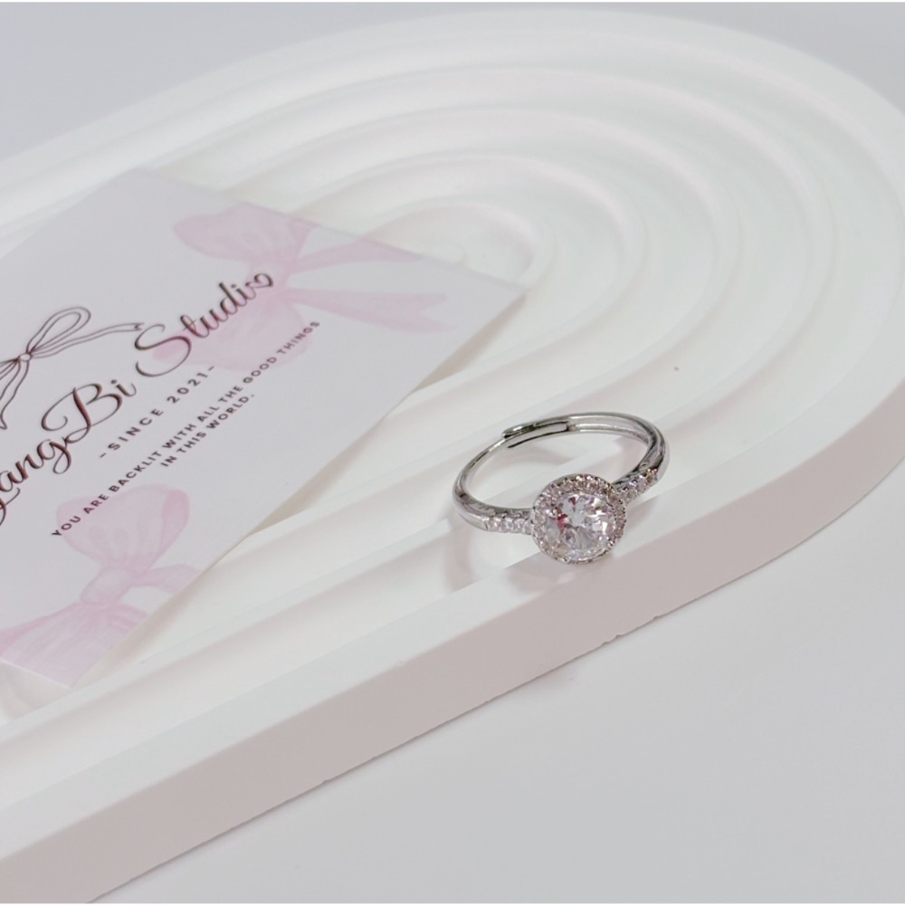 𝓨𝓪𝓷𝓰𝓑𝓲🕊️【百年經典】 【歐美浮誇圓形方包大鑽戒】戒指 Y891-細節圖2