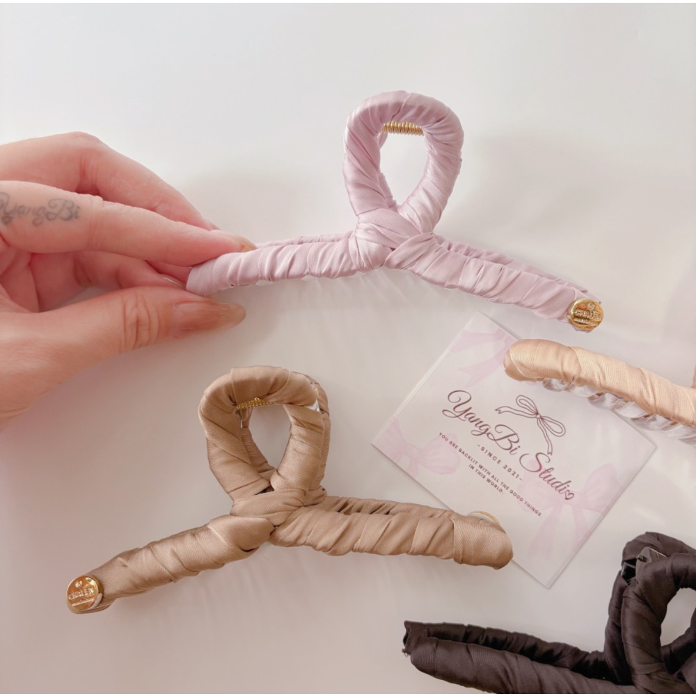 𝓨𝓪𝓷𝓰𝓑𝓲🕊️【髮量多可】【緞帶纏繞金屬圓牌大號鯊魚夾】抓夾 V439-細節圖5