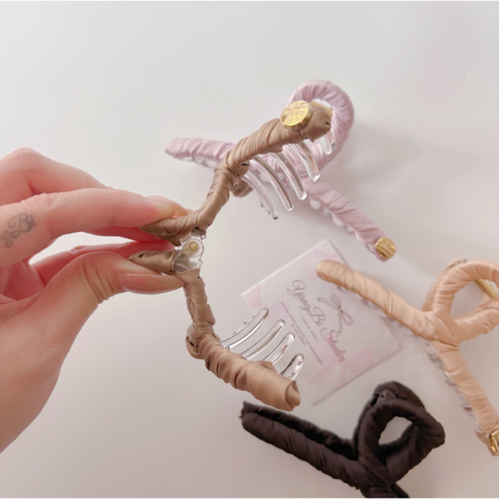 𝓨𝓪𝓷𝓰𝓑𝓲🕊️【髮量多可】【緞帶纏繞金屬圓牌大號鯊魚夾】抓夾 V439-細節圖8