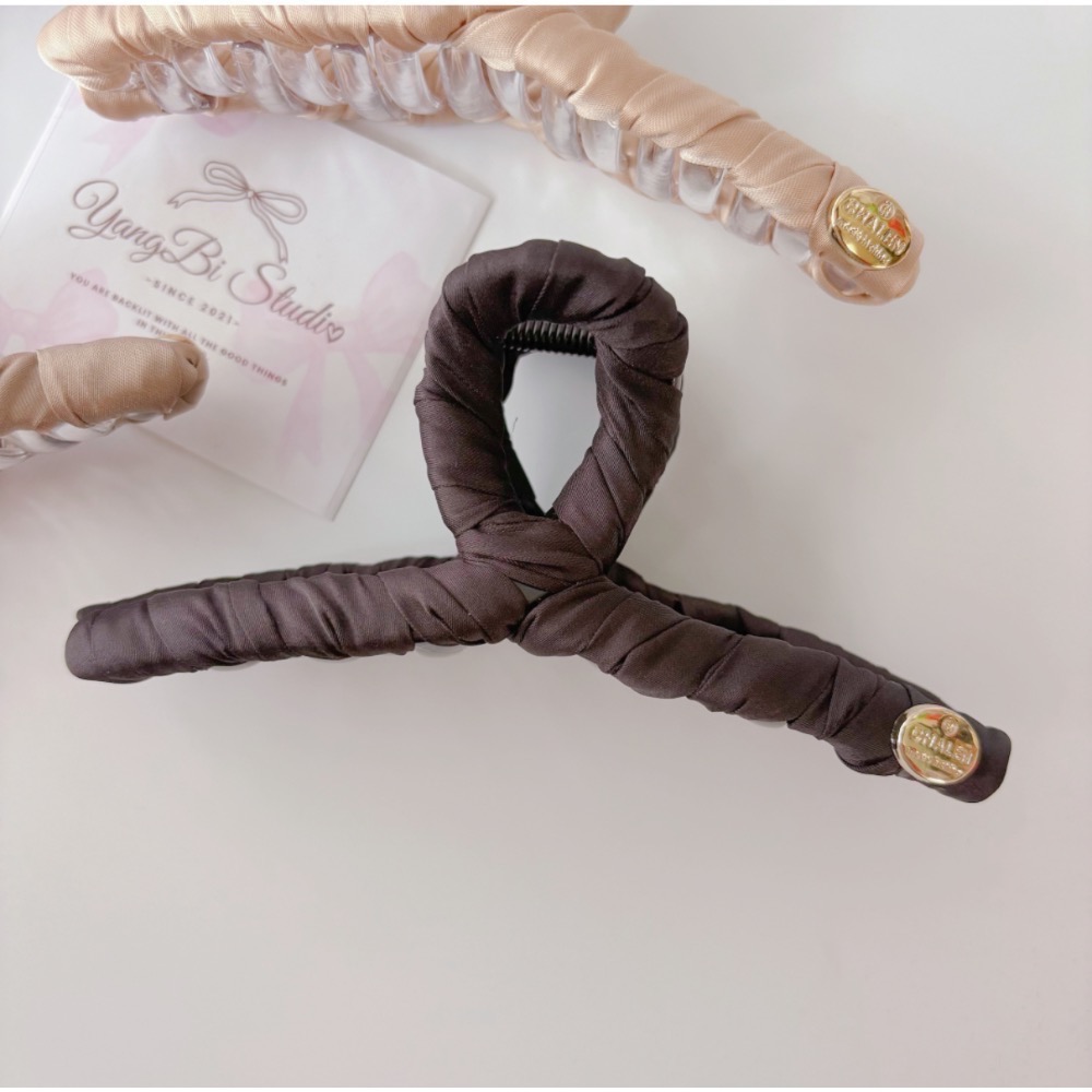 𝓨𝓪𝓷𝓰𝓑𝓲🕊️【髮量多可】【緞帶纏繞金屬圓牌大號鯊魚夾】抓夾 V439-細節圖11