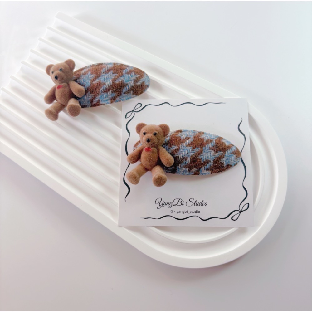 𝓨𝓪𝓷𝓰𝓑𝓲🕊️【韓系千鳥格植絨小熊髮夾】 V442-細節圖2